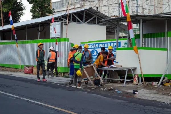Mataram, Lombok, Endonezya 'daki İnşaat İşçileri - 25 Ağustos 2024
