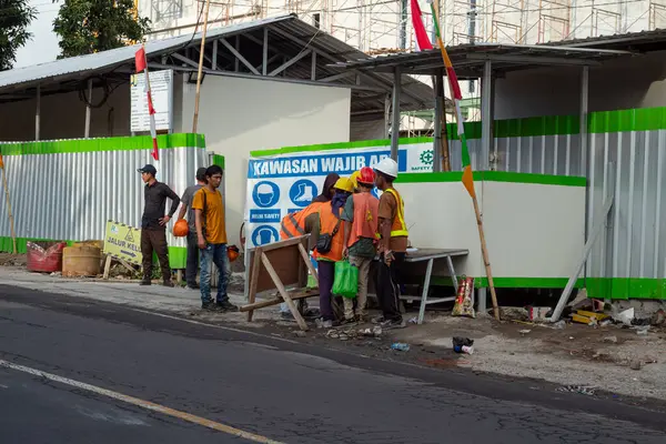 Mataram, Lombok, Endonezya 'daki İnşaat İşçileri - 25 Ağustos 2024