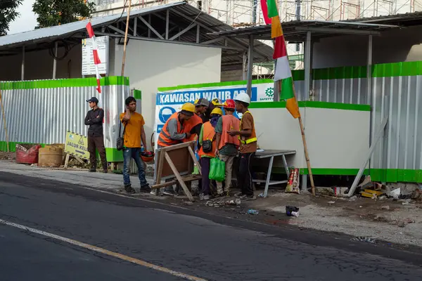 Mataram, Lombok, Endonezya 'daki İnşaat İşçileri - 25 Ağustos 2024