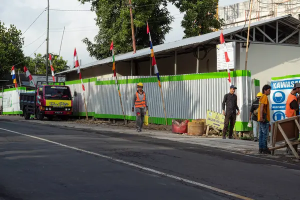İnşaat işçileri Mataram, Lombok, Endonezya 'da bir yol kenarı proje sahasında toplandı - 25 Ağustos 2024