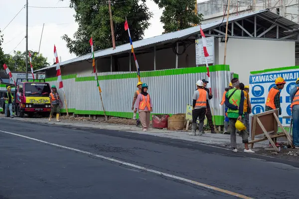 İnşaat işçileri Mataram, Lombok, Endonezya 'da bir yol kenarı proje sahasında toplandı - 25 Ağustos 2024