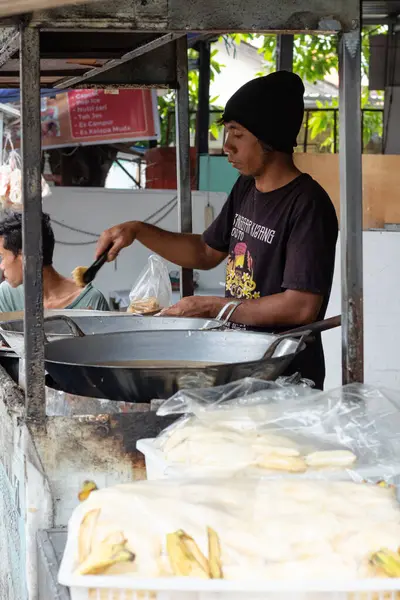 Mataram, Lombok, Endonezya 'da Sokak Satıcısı Yerel Mutfağı Hazırlıyor - 25 Ağustos 2024