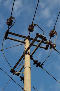 Elektrik kabloları ve Yalıtımlayıcılar Faydalı Pol 'da