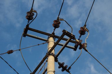 Elektrik kabloları ve Yalıtımlayıcılar Faydalı Pol 'da