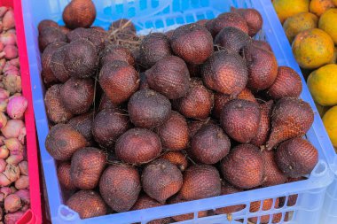 Market Crat 'ta Taze Salak Yılan Meyvesi