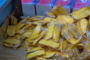 Plastik Pakette Tropikal Mango Porsiyonları