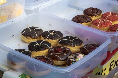 Plastik Bulaşıcı İçinde Tatlı Donutlar