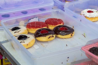 Plastik Bulaşıcı İçinde Tatlı Donutlar
