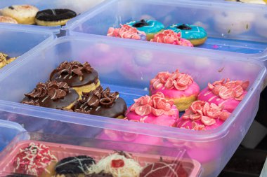 Plastik Bulaşıcı İçinde Tatlı Donutlar