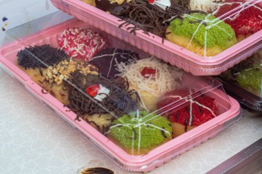 Pac 'te Renkli Üstlü Mini Donutlar