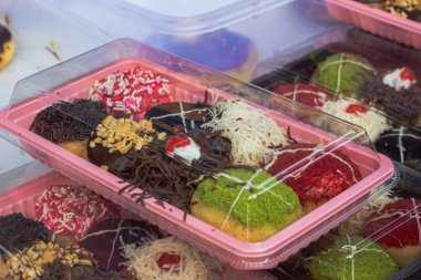 Pac 'te Renkli Üstlü Mini Donutlar