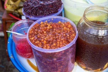 Çeşitli Geleneksel Endonezya Tatlı Toplama ve Şurup