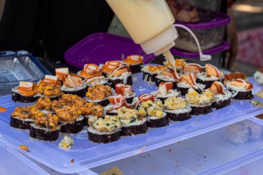 Çeşit çeşit suşi ruloları ile Gıda Çalıntısında çeşitli malzemeler