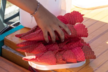 Sokak Stal 'ında Kırmızı Dondurma Külahları