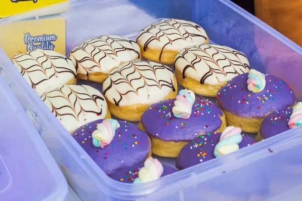 Plastik Bulaşıcı İçinde Tatlı Donutlar