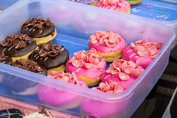 Plastik Bulaşıcı İçinde Tatlı Donutlar