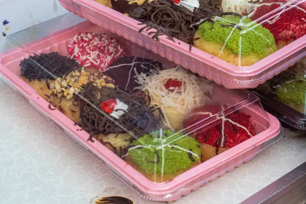 Pac 'te Renkli Üstlü Mini Donutlar