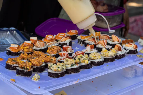 Çeşit çeşit suşi ruloları ile Gıda Çalıntısında çeşitli malzemeler