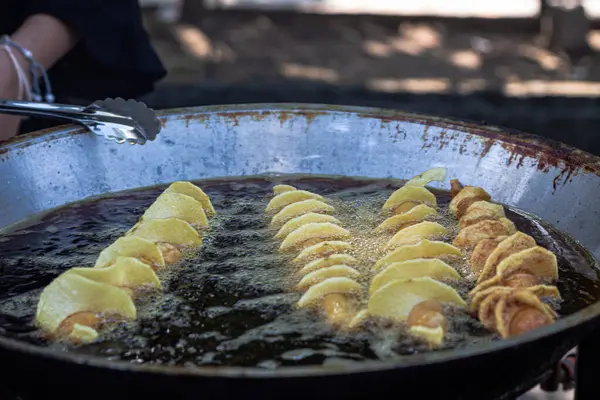 Kızarmış Kasırga Patates ve Sosis Şişi