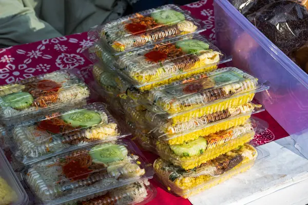 Pakette karides ve acı biber soslu Endonezya Pirinci Yemekleri