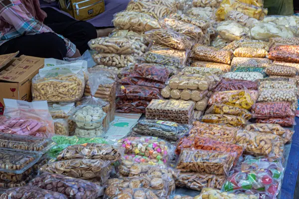 Sal için Endonezya Geleneksel Atıştırmalıkları ve Krakerleri