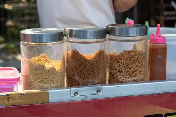 Endonezya sokak yiyecekleri için çeşitli malzemeler.