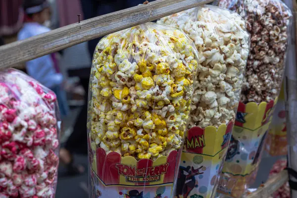 Yerel bir Fai 'de çeşitli patlamış mısır poşetleri sergilendi