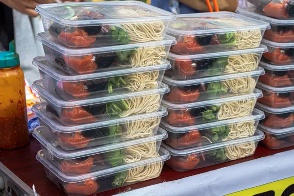 Plastik Paket Paket İçinde Endonezya Erişte Yemekleri