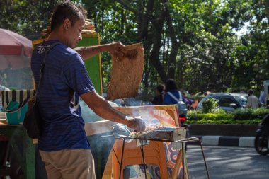 Yerel adam Mataram, Lombok, Endonezya 'da Tasty Street Food Satay' ı satıyor - 1 Eylül 2024