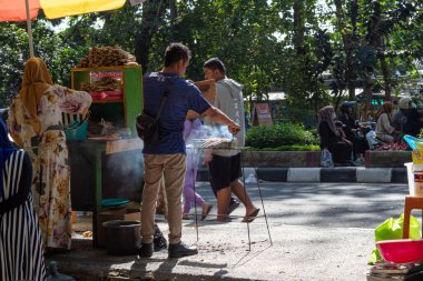 Yerel adam Mataram, Lombok, Endonezya 'da Tasty Street Food Satay' ı satıyor - 1 Eylül 2024