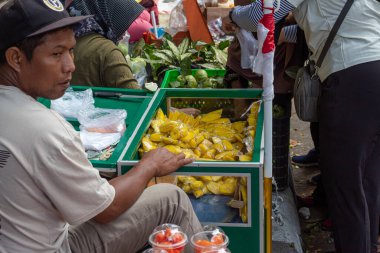 Sokak Satıcısı Mataram, Lombok, Endonezya 'da Taze Meyve Parçaları Satıyor - 1 Eylül 2024