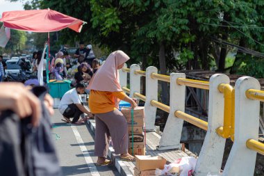 Mataram, Lombok, Endonezya 'da hareketli bir kentsel alanda günlük yaşam - 1 Eylül 2024