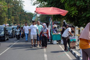 Mataram, Lombok, Endonezya 'da hareketli bir kentsel alanda günlük yaşam - 1 Eylül 2024