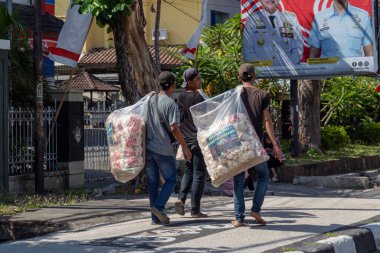 Mataram, Lombok, Endonezya 'daki Endonezyalı sokak satıcılarının günlük hayatı - 1 Eylül 2024