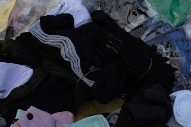 Mataram, Lombok, Endonezya 'da satılık büyük bir çorap yığını - 1 Eylül 2024