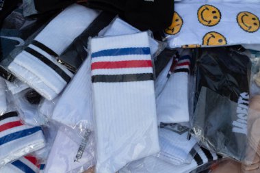 Mataram, Lombok, Endonezya 'da çeşitli yeni çorapları plastikle kapatın - 1 Eylül 2024
