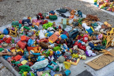 Mataram, Lombok, Endonezya 'da bir sokak pazarında satılık ikinci el oyuncaklar - 1 Eylül 2024
