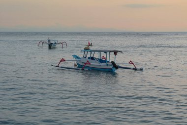 Gün doğumunda ya da günbatımında Serene Okyanusu 'ndaki Küçük Avara Demiri Teknelerinin Manzarası