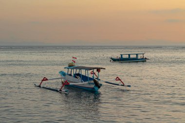 Gün doğumunda ya da günbatımında Serene Okyanusu 'ndaki Küçük Avara Demiri Teknelerinin Manzarası