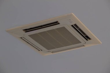 Modern kare tavan iklim kontrolü için havalandırma ünitesi yerleştirildi