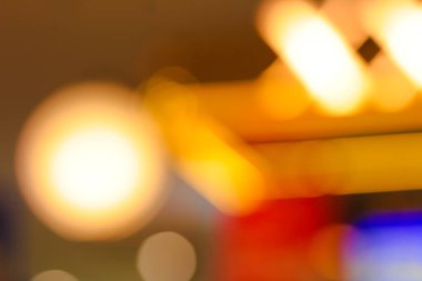 Renkli bulanık ışıkların soyut arkaplanı canlı bokeh etkisi yaratır
