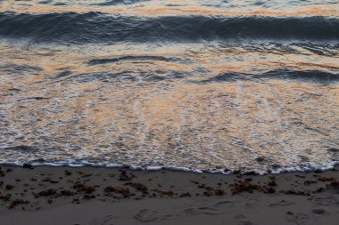 Okyanus Dalgalarının Yakından Görüntüsü Gün batımında Kum Sahil Şeridine Nazikçe Kapanıyor
