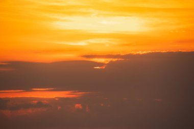 Gün batımında koyu bulutlu dramatik turuncu ve sarı gökyüzü