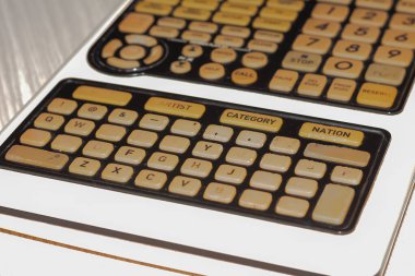 Birçok düğmesi olan antika elektronik aygıt kontrol panelinin yakın görüntüsü