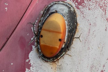 Eski araba sinyal lambalarının etrafındaki kırmızı ve beyaz boyaların dokusu