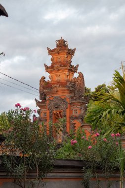 Güneydoğu Asya 'da bulutlu bir gökyüzüne karşı geleneksel Bali tapınağı kapısı mimarisi