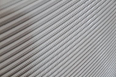 Tırtıklı kıvrımlı yüzeyin yakın görüntüsü dinamik bir görsel şablon oluşturuyor.