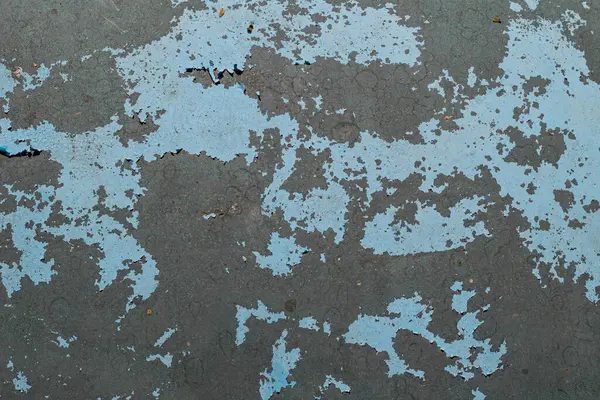 Mavi boya koyu gri yüzey dokusu arkaplanını gösterir.