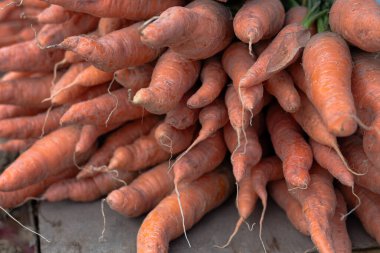 Taze hasat edilmiş organik havuçlar Bir markette üst üste yığılmış Satılığa Hazır.
