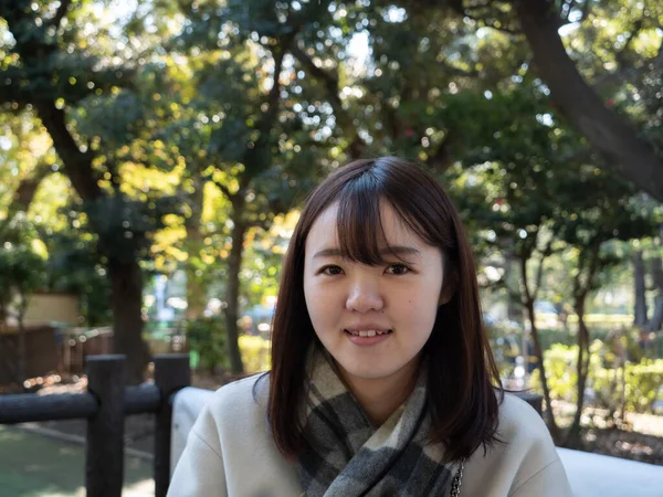 一个年轻美丽的日本女人看上去很快乐 — 图库照片